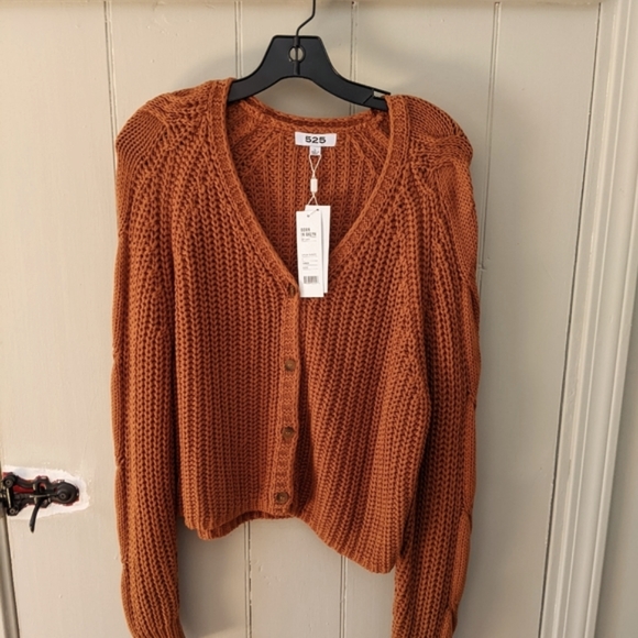 Brand New sweater 525 - Picture 6 of 9